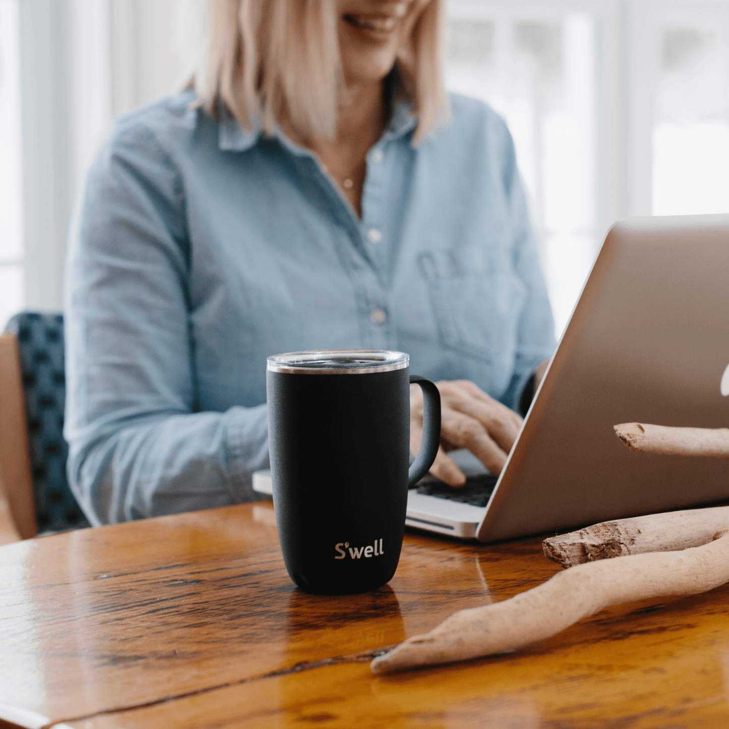 mug-16oz-g6 Swell-16oz-Mug-Onyx-Lifestyle-1.png