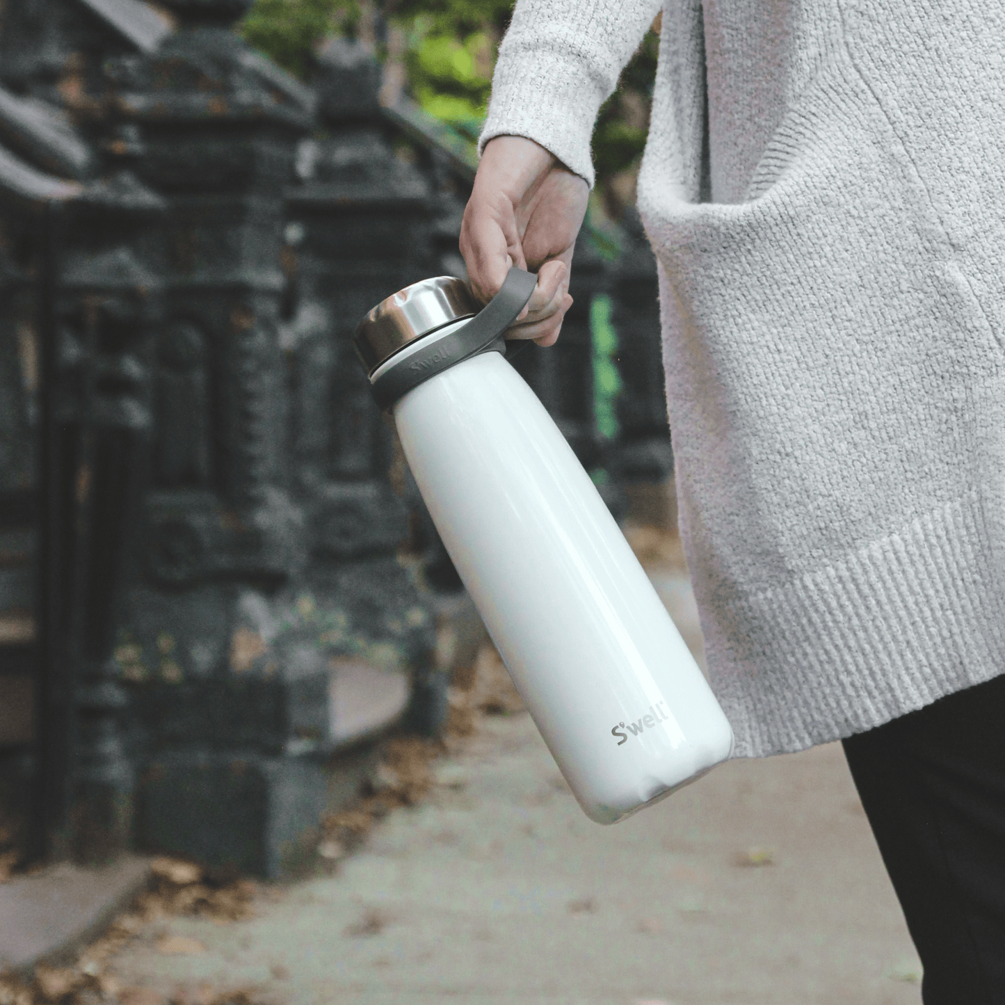 traveler-40oz-d8 Swell-Water-Bottle-Traveler-40oz-White-Angel-Food-Lifestyle-1.png