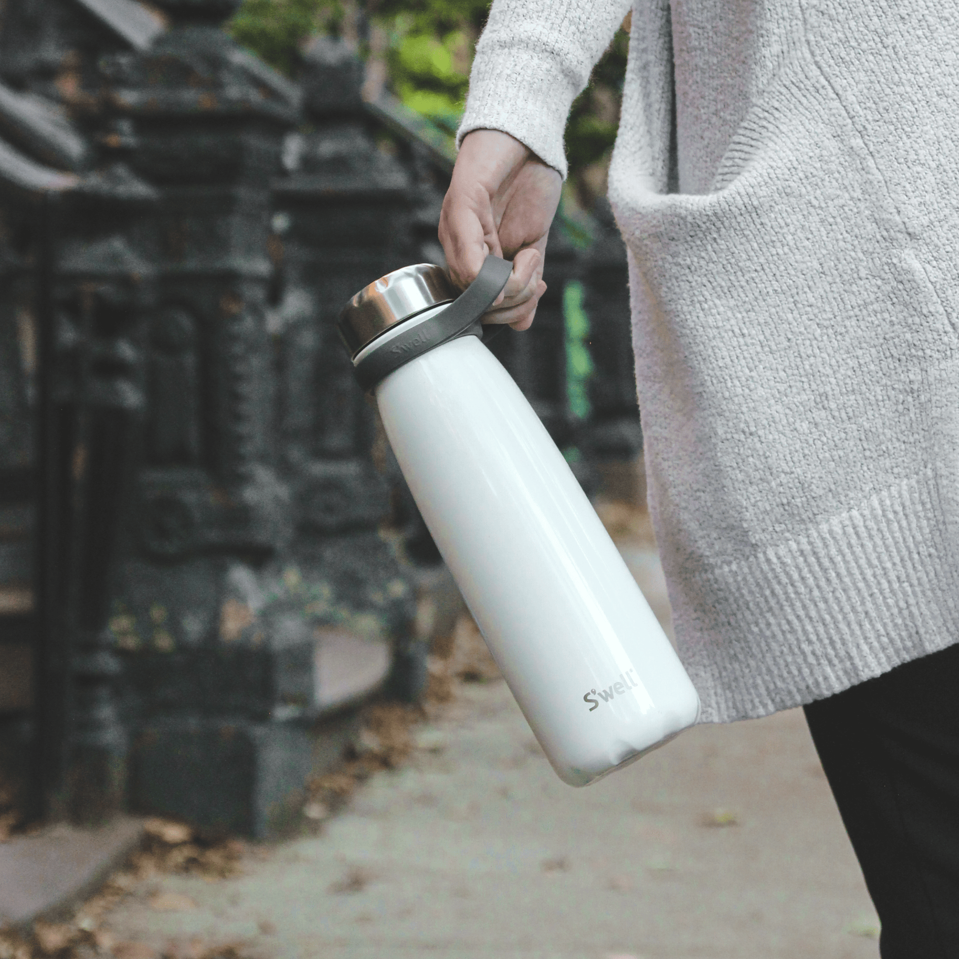 traveler-40oz-d8 Swell-Water-Bottle-Traveler-40oz-White-Angel-Food-Lifestyle-1.png