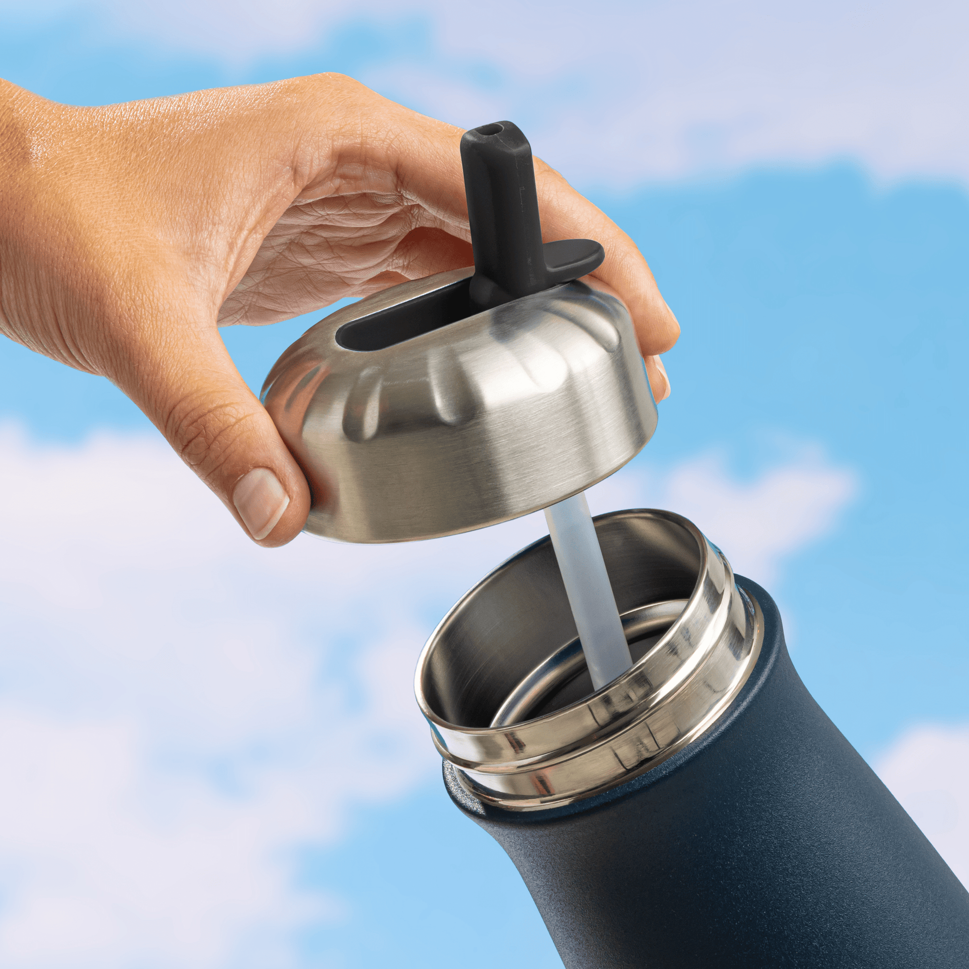 traveler-flip-straw-lid-r8 Swell_Flip_Straw_Cap_Traveler-Straw-Down-Bottle-1.png
